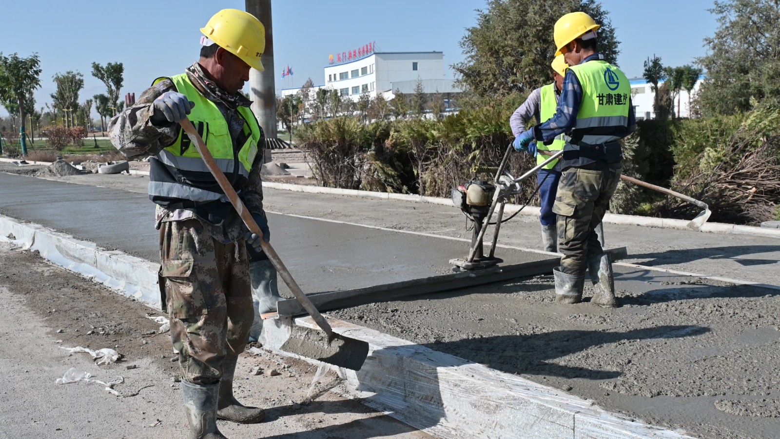 施工勞作的建投人 .jpg 施工勞作的建投人 .jpg